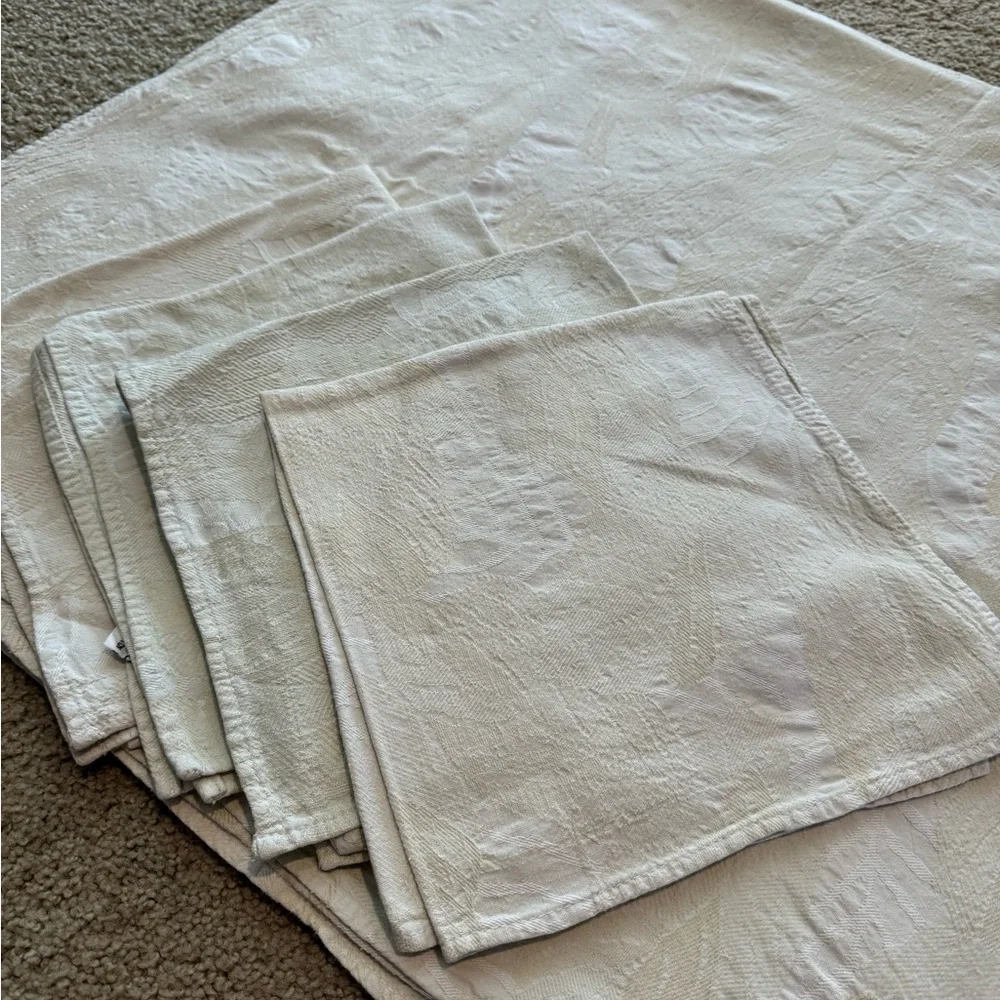 Vintage Crate & Barrel tablecloth with 4 matching napkins white/off white